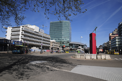 900426 Gezicht op het streekbusstation op het Stationsplein te Utrecht, vanaf de Moreelselaan, met op de achtergrond ...